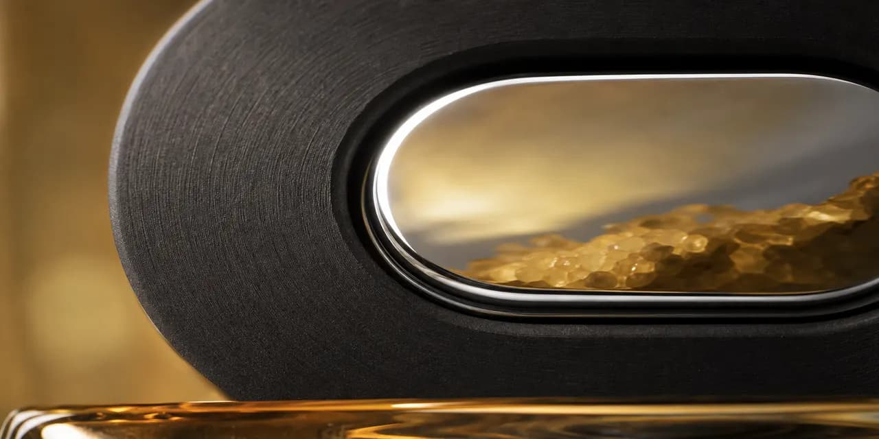 Close-up of the black 0 frame and its solid chrome insert.